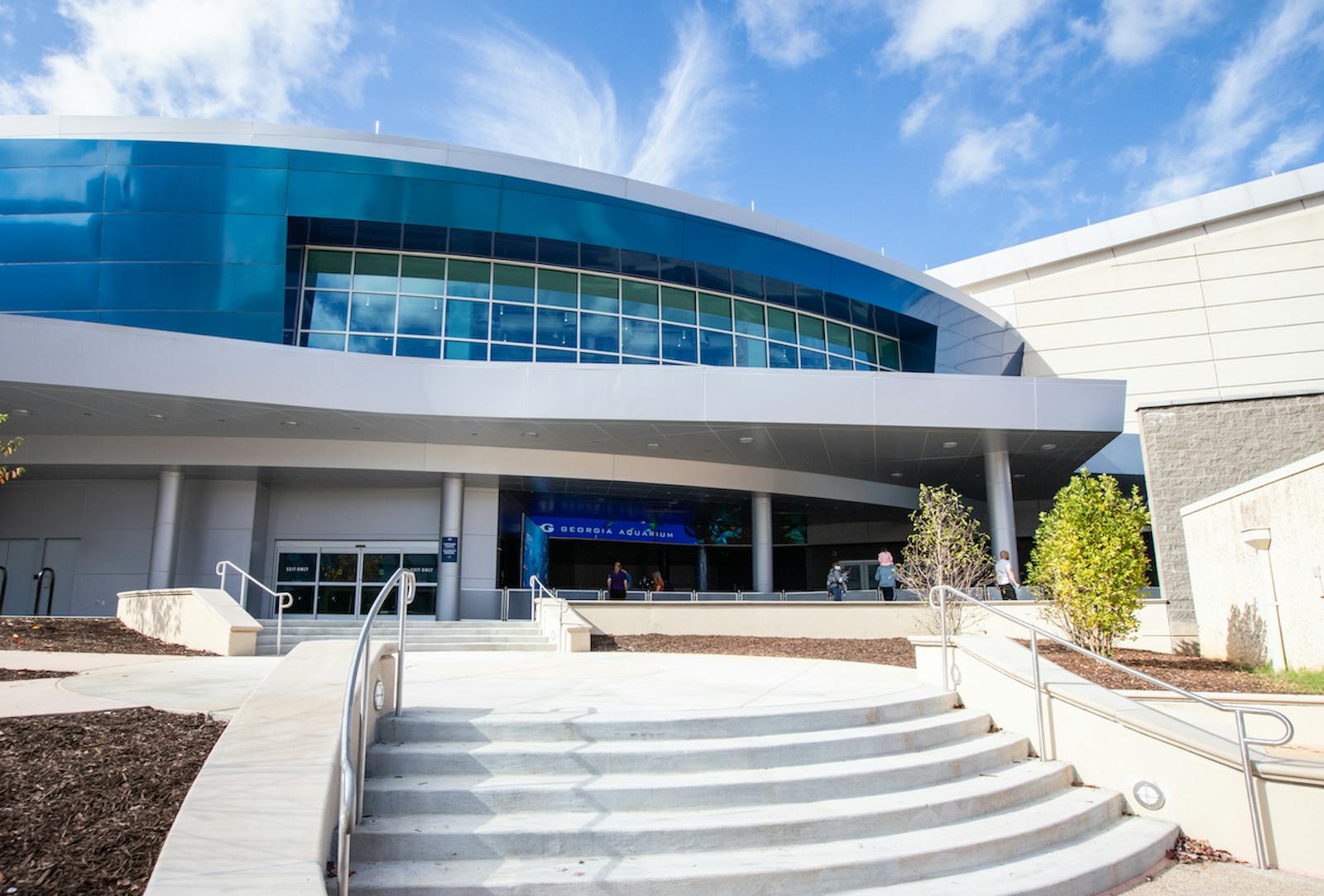 Moderner Eingang des Georgia Aquarium unter dem Himmel