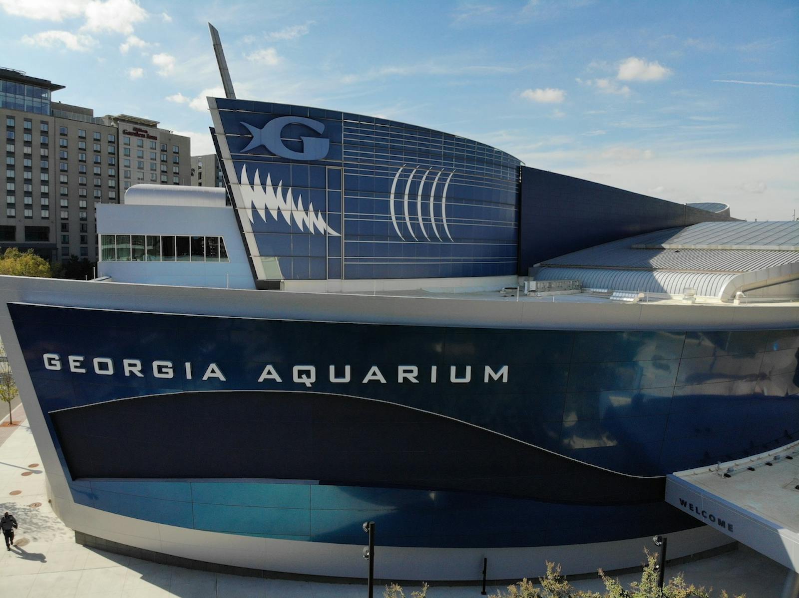 Modern fasad för Georgia Aquarium mot himlen